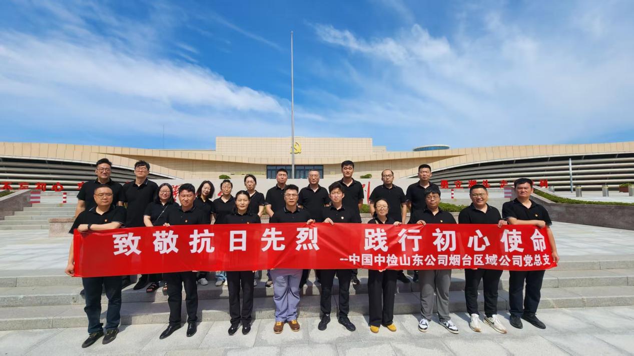 门口合照